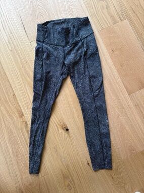 Black and White Lululemon size 6